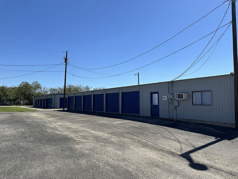 907 Simmons Ave, Jourdanton, TX for sale - Building Photo - Image 2 of 7