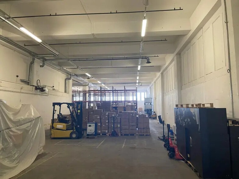 Light Industrial in Montreuil for sale - Interior Photo - Image 2 of 6