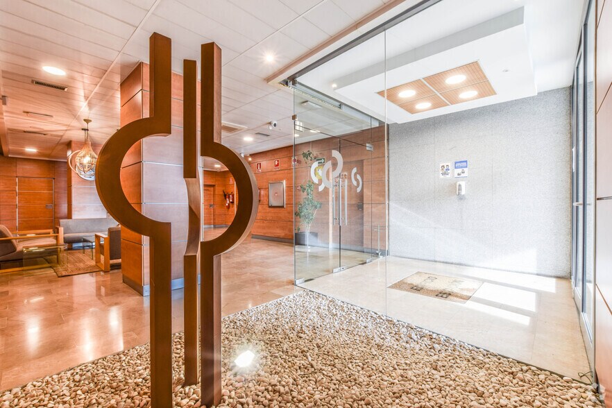 Calle Segundo Mata, 6, Pozuelo de Alarcón, Madrid to rent - Building Photo - Image 2 of 14