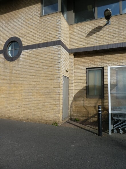 72 Oldfield Rd, Hampton to rent - Building Photo - Image 3 of 5