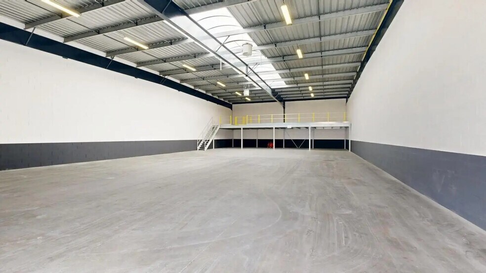 Industrial in Bezons to rent - Building Photo - Image 2 of 11
