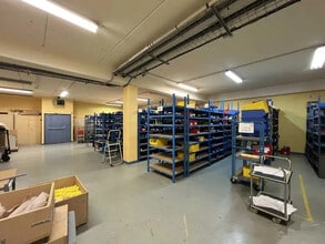 Light Industrial in Le Plessis-Robinson to rent Interior Photo- Image 2 of 12