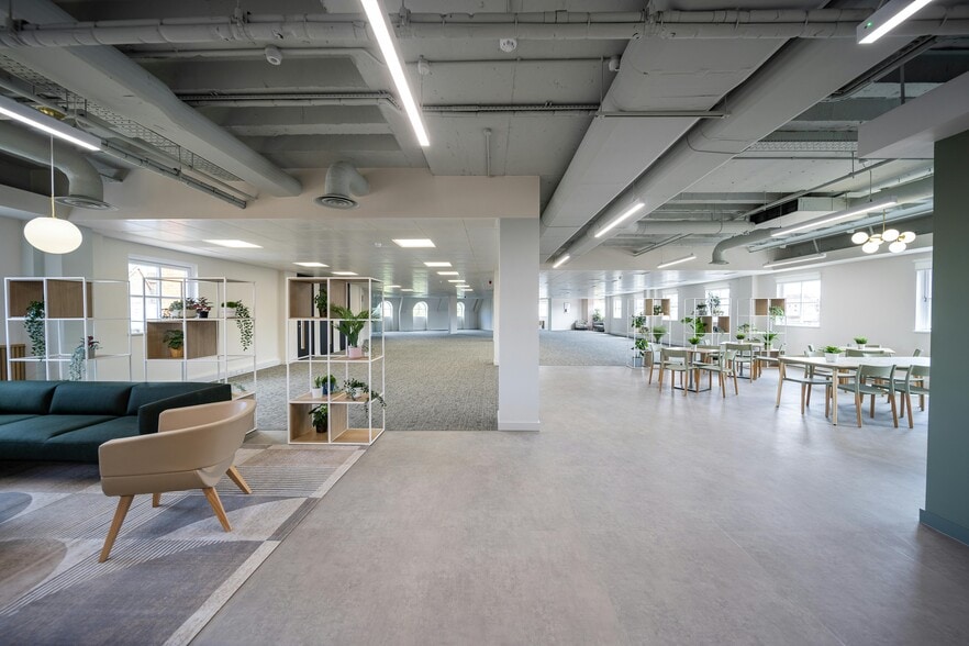 2 Vine St, Uxbridge to rent - Building Photo - Image 2 of 5