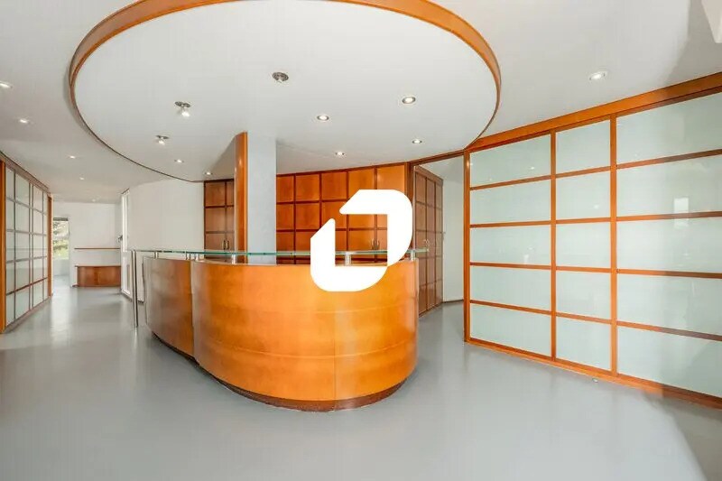 Office in Montigny-le-Bretonneux to rent Interior Photo- Image 1 of 13