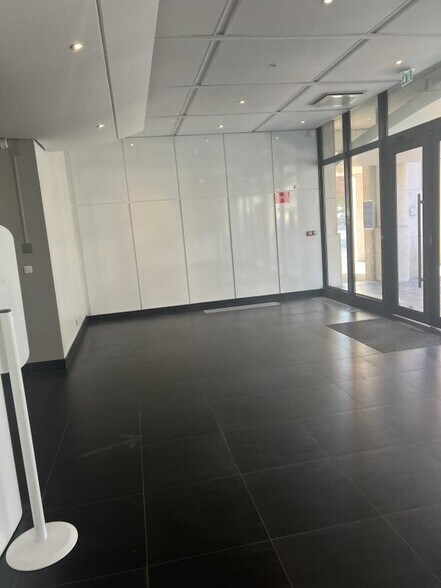Office in Montigny-le-Bretonneux to rent - Lobby - Image 2 of 9