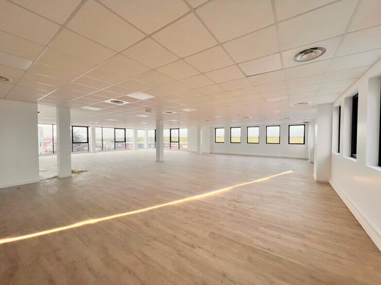 Office in Plaisir to rent - Interior Photo - Image 3 of 7
