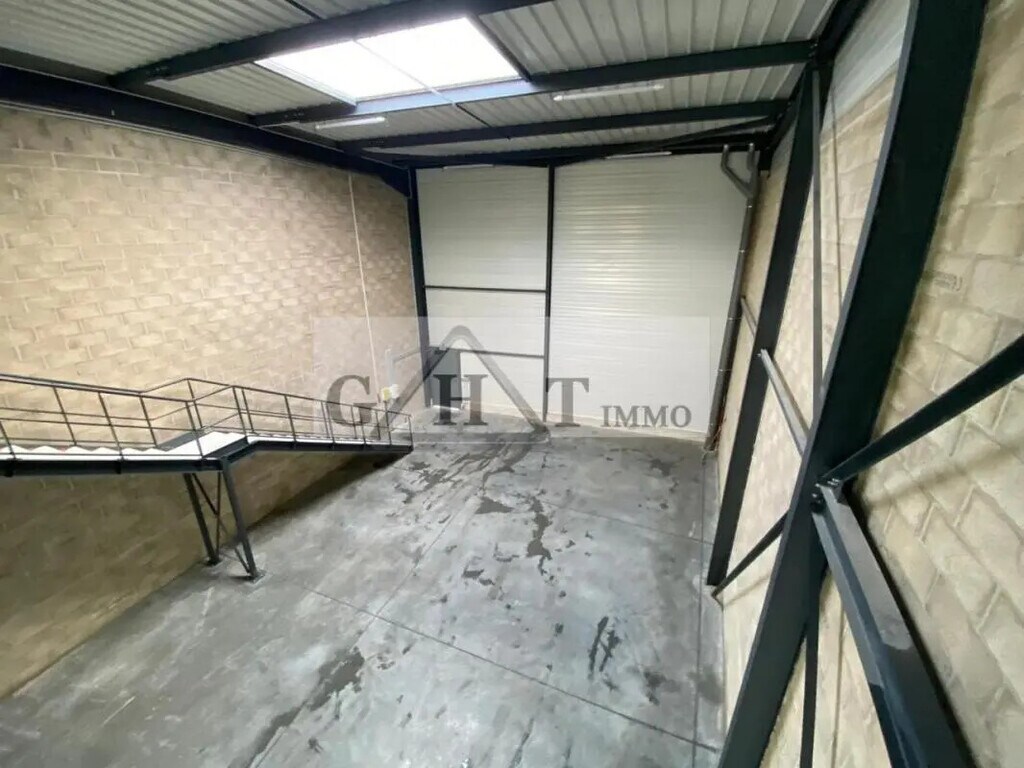 Location Entrepôt 270 m² - Photo 1