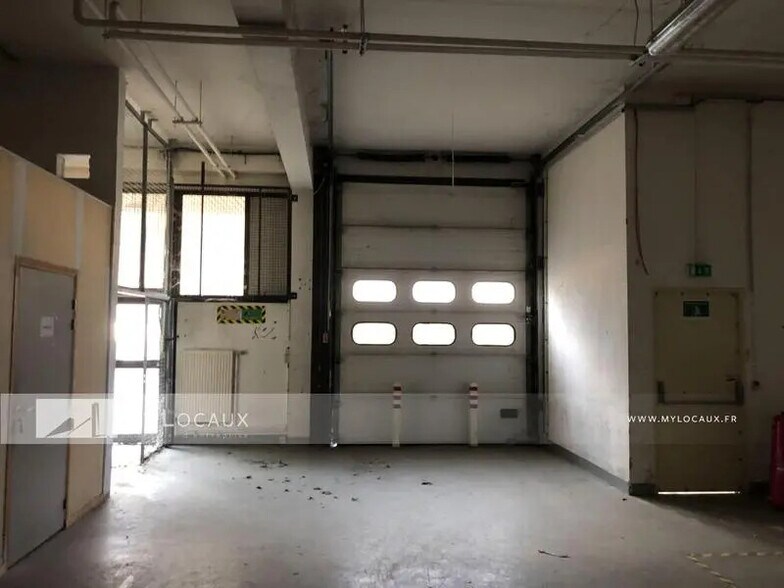 Light Industrial in Nanterre to rent - Interior Photo - Image 2 of 7