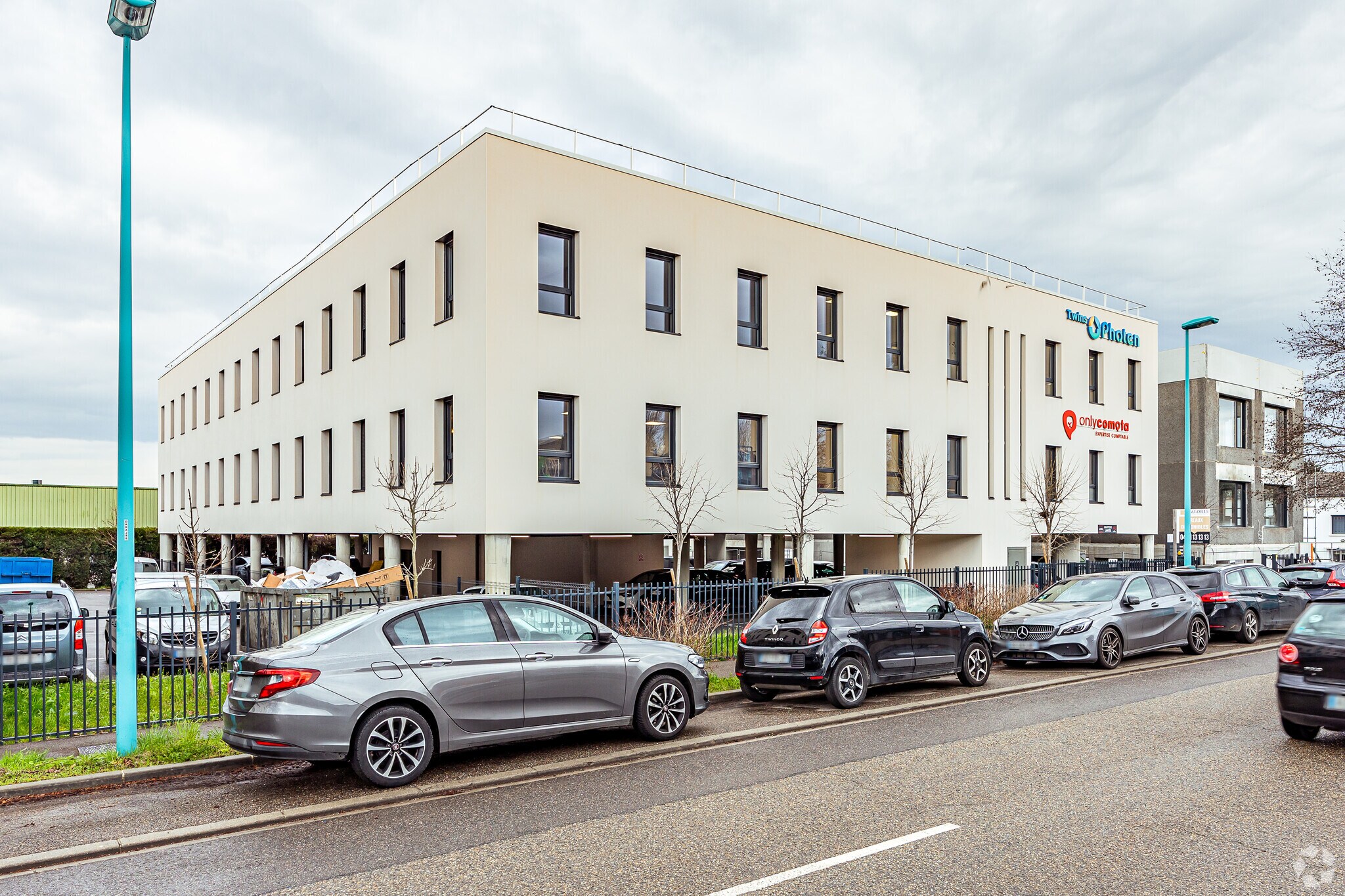 Office in Dardilly to rent Primary Photo- Image 1 of 3