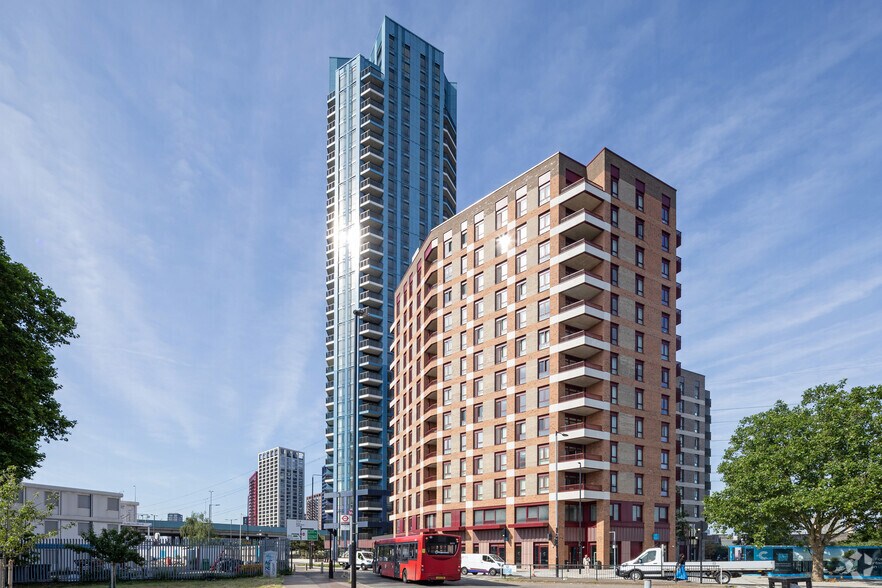 300 Manor Rd, London to rent - Building Photo - Image 3 of 4