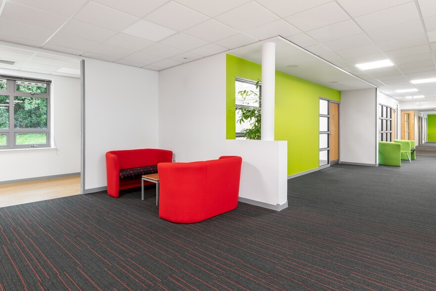 Stroudley Rd, Basingstoke to rent - Interior Photo - Image 3 of 10