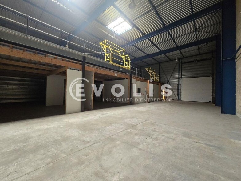 Light Industrial in Morangis to rent - Interior Photo - Image 3 of 15
