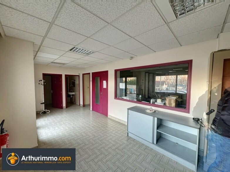 Light Industrial in Bourgoin-Jallieu to rent - Interior Photo - Image 2 of 6