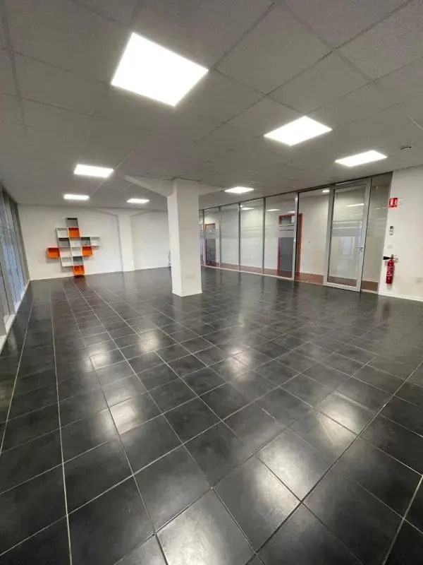 Location Bureaux 490 m² - Photo 1