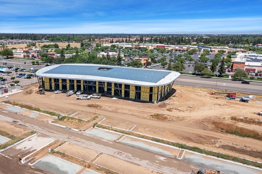 700 W Herndon Ave, Clovis, CA to rent - Building Photo - Image 2 of 6