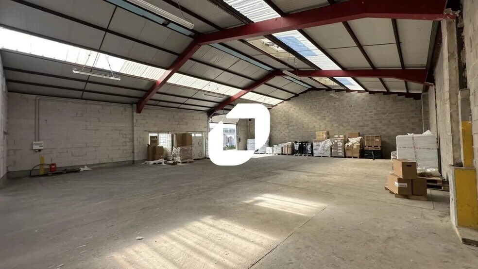 8 Rue Ampere, Duttlenheim to rent - Building Photo - Image 2 of 6