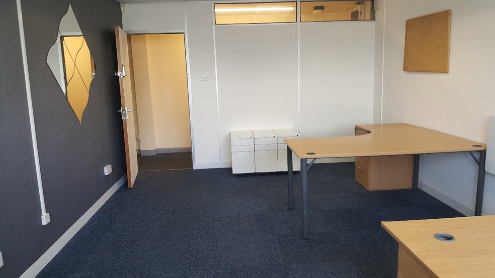 19 Hereward Rise, Halesowen to rent - Interior Photo - Image 2 of 23