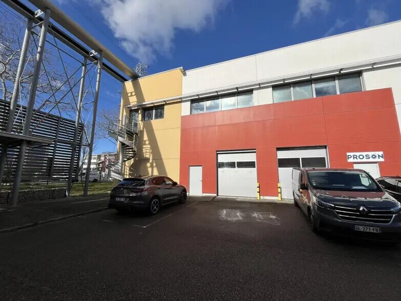 50 Rue Jean Zay, Saint-Priest to rent - Building Photo - Image 2 of 12