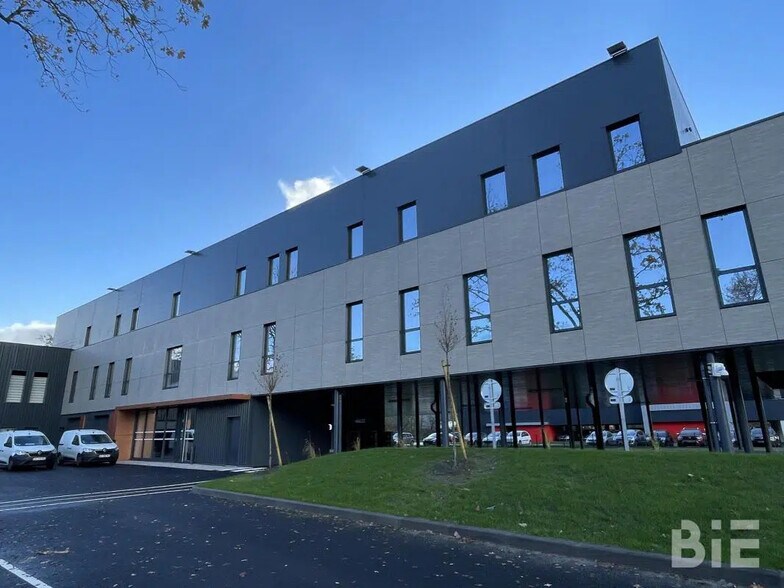 Light Industrial in Mérignac to rent - Building Photo - Image 1 of 12