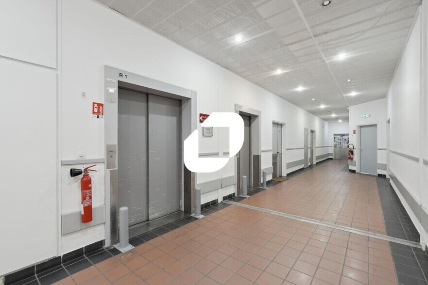 Light Industrial in Paris to rent - Building Photo - Image 2 of 10