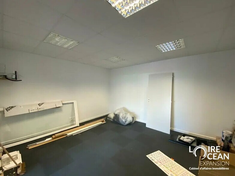 Light Industrial in Saint-Herblain to rent - Interior Photo - Image 2 of 8