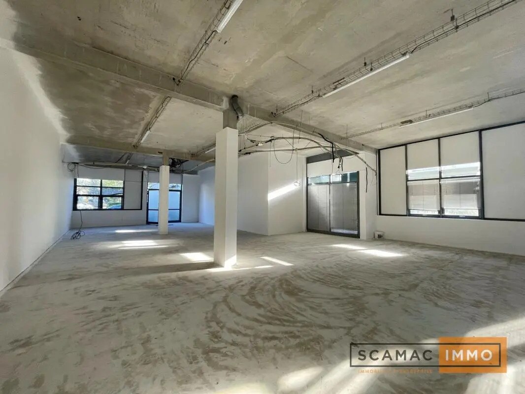 Industrial in Sucy-en-Brie to rent Building Photo- Image 1 of 17