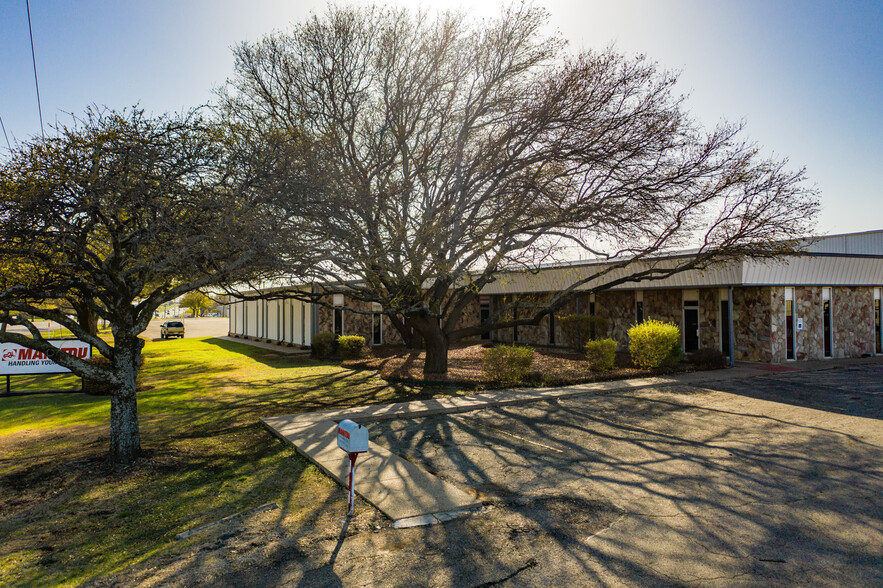 6401 Imperial Dr, Woodway, TX for rent - Building Photo - Image 1 of 4