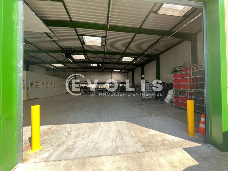 Light Industrial in Saint Thibault Des Vignes to rent - Building Photo - Image 2 of 6