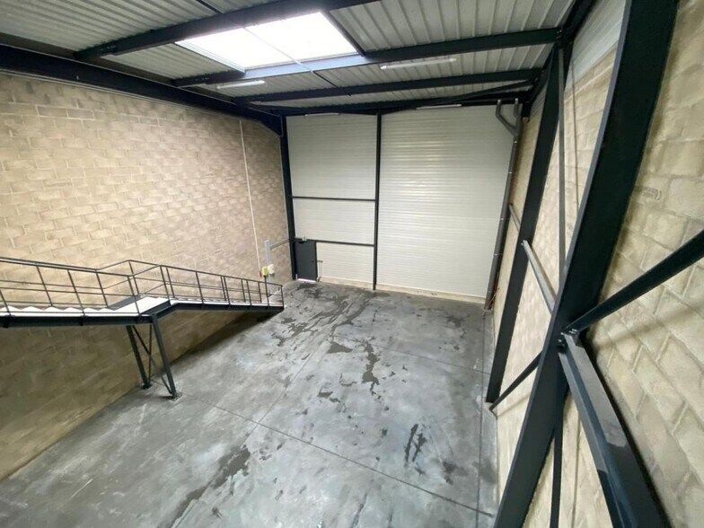Light Industrial in Montmagny to rent - Interior Photo - Image 2 of 3