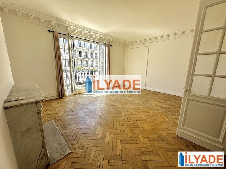 Office in Marseille to rent - Building Photo - Image 2 of 12