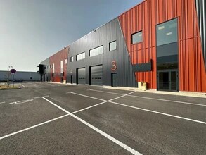 Light Industrial in Saint-Ouen-l'Aumône to rent Building Photo- Image 1 of 5