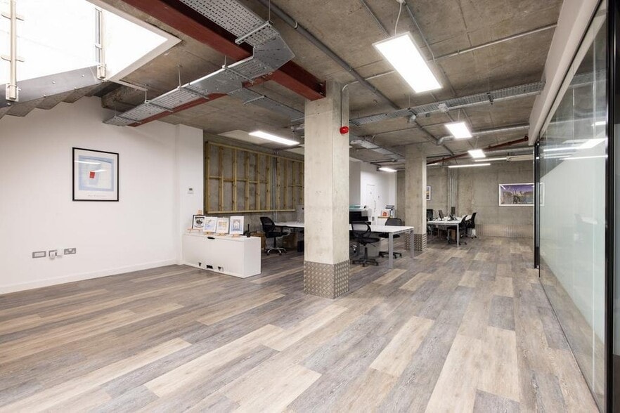 43-45 East Smithfield, London to rent - Building Photo - Image 2 of 31