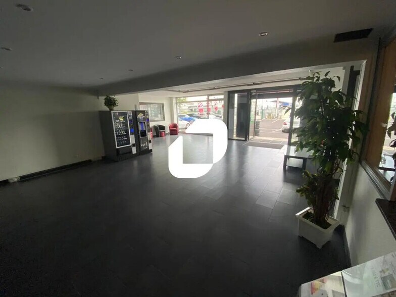 5 A Avenue De L'Energie, Bischheim to rent - Lobby - Image 2 of 6