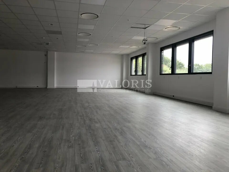 Office in Dardilly to rent Interior Photo- Image 1 of 2