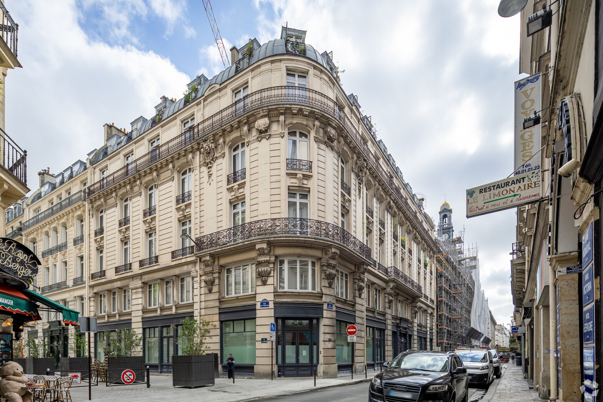 Office in Paris for sale Primary Photo- Image 1 of 2