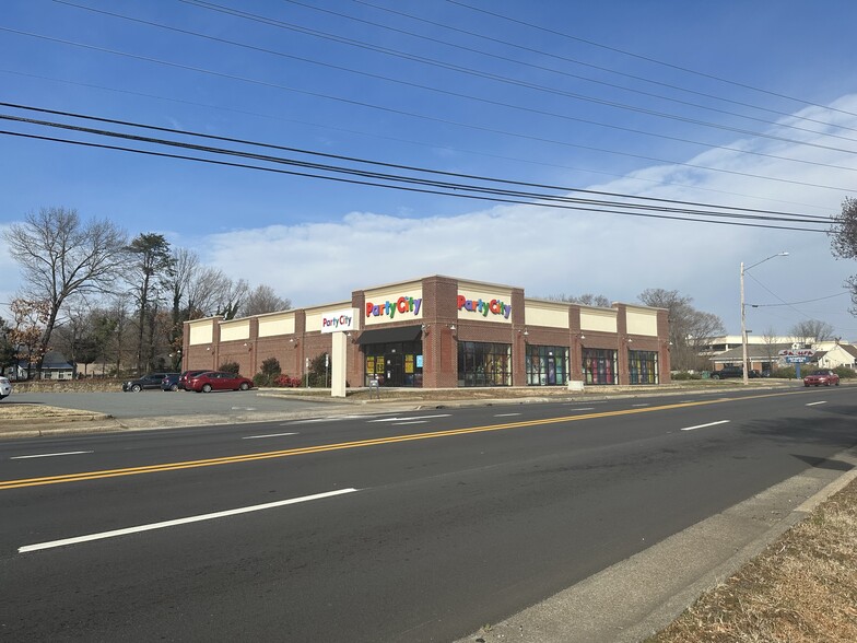 566 Stratford Rd, Winston-Salem, NC for rent - Building Photo - Image 1 of 7