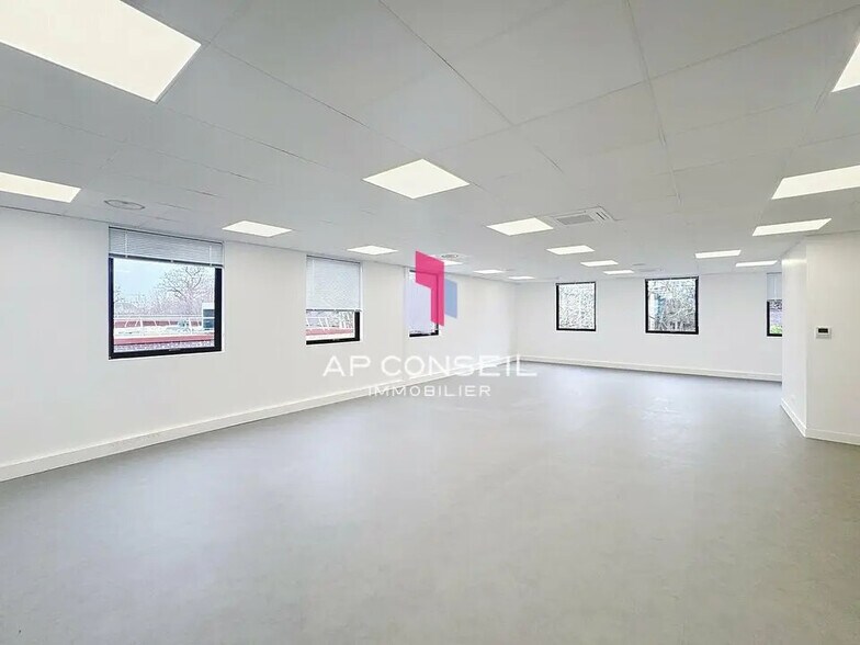 Office in Saint-Germain-en-Laye to rent - Primary Photo - Image 1 of 9
