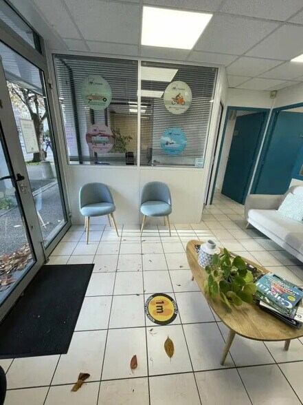 Retail in Nantes to rent - Building Photo - Image 3 of 8