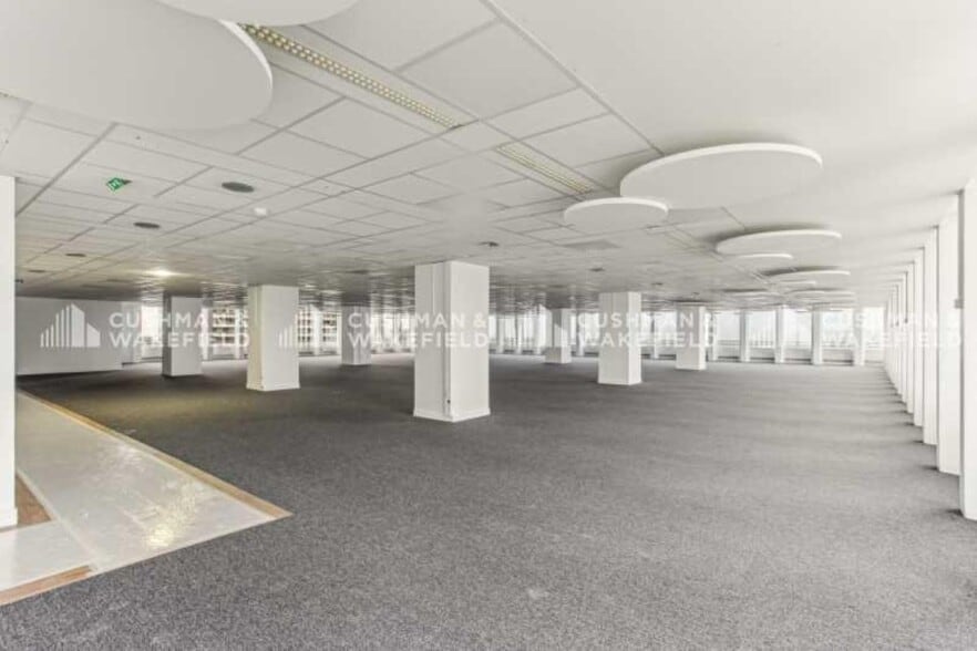 100-101 Terrasse Boieldieu, Puteaux to rent - Building Photo - Image 3 of 11
