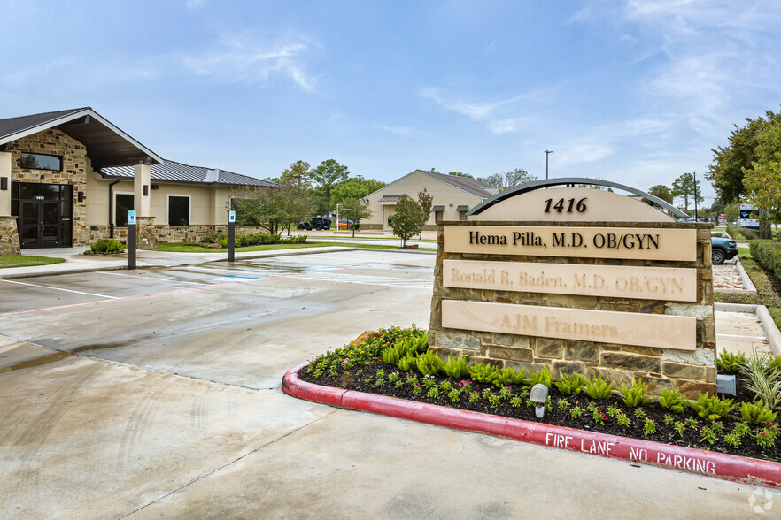 1416 E Broadway St, Pearland, TX for rent - Building Photo - Image 3 of 7