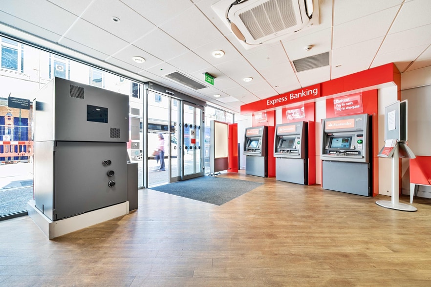 13 Market St, Falmouth to rent - Interior Photo - Image 2 of 6