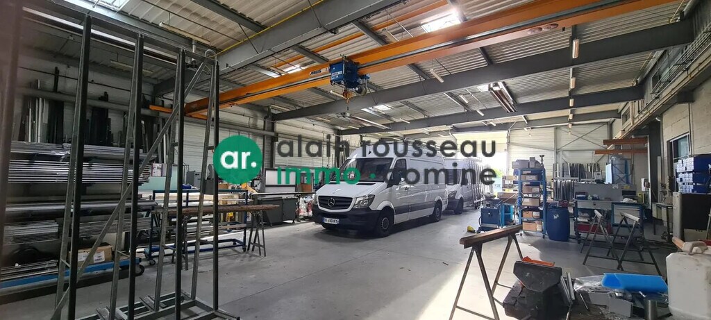 Location Local d'activités 2 300 m² - Photo 1
