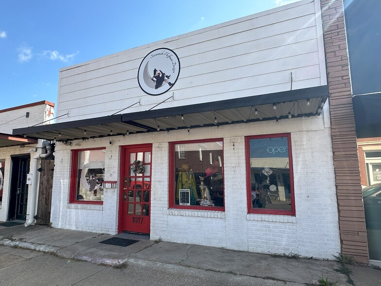 1017 S Broadway St, Carrollton, TX for sale - Building Photo - Image 1 of 9