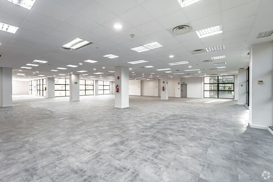 Avenida Manoteras, 32, Madrid, Madrid to rent - Building Photo - Image 2 of 12