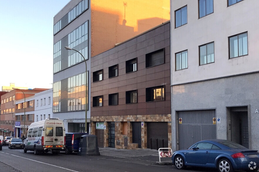 Office in Madrid, Madrid to rent - Building Photo - Image 2 of 3
