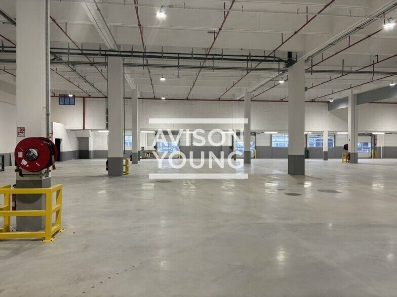 Industrial in Gennevilliers to rent - Interior Photo - Image 2 of 12