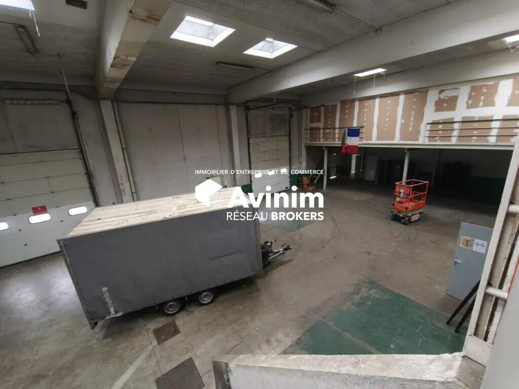 Location Entrepôt 1 200 m² - Photo 1