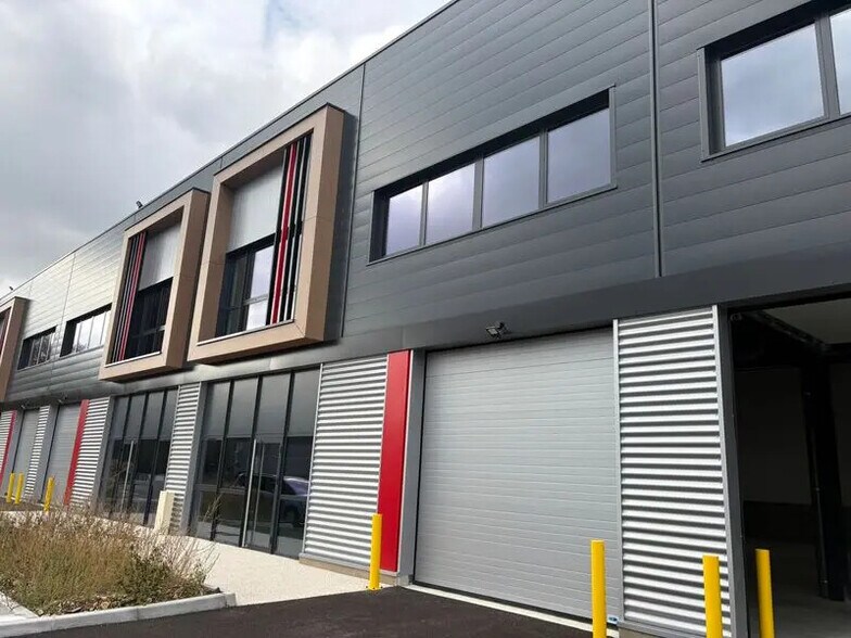Light Industrial in Saint-Laurent-de-Mure to rent - Building Photo - Image 1 of 11