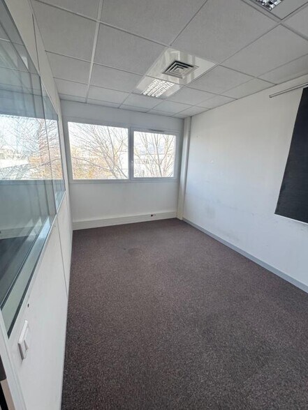 Office in Gémenos to rent - Interior Photo - Image 3 of 5