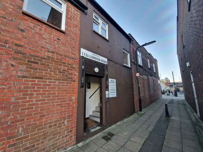 113-113A London Rd, Waterlooville to rent - Building Photo - Image 2 of 8
